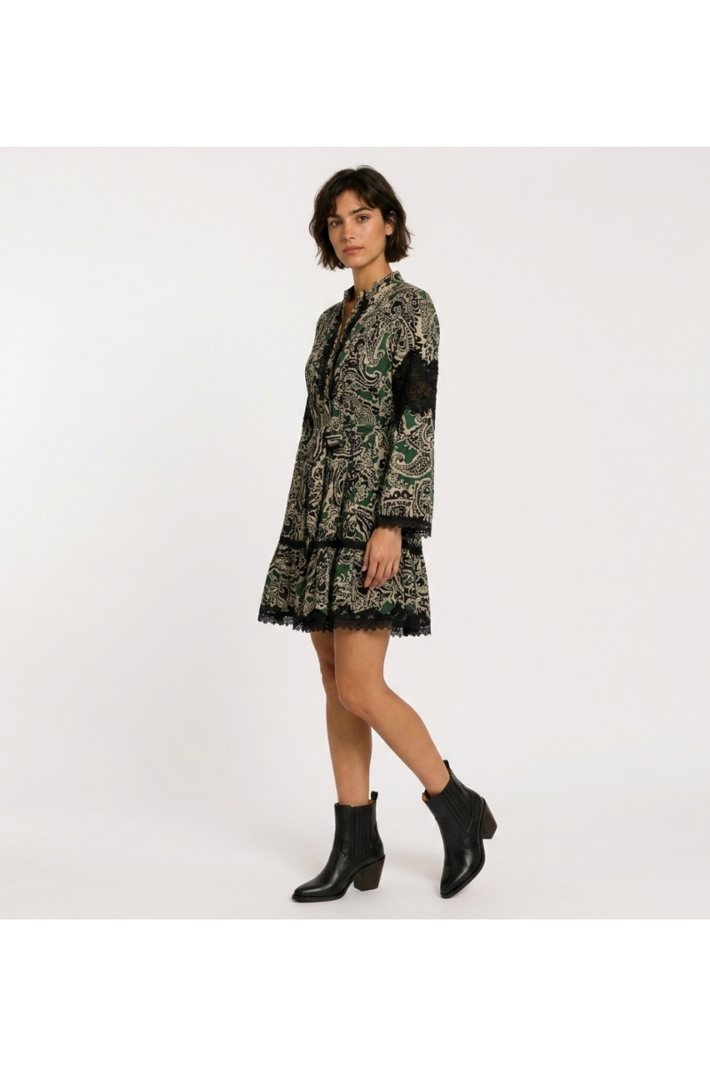 Grün-schwarz-beiges Paisley-Minikleid, Langarm, Kragen, Stufenrock, Bindegürtel, schwarze Spitze, Dreiviertel-Seitenansicht.