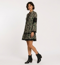 Mini abito maniche lunghe, collo, stampa paisley verde, nero e beige, gonna a balze, vita annodata, bordo in pizzo nero, vista 3