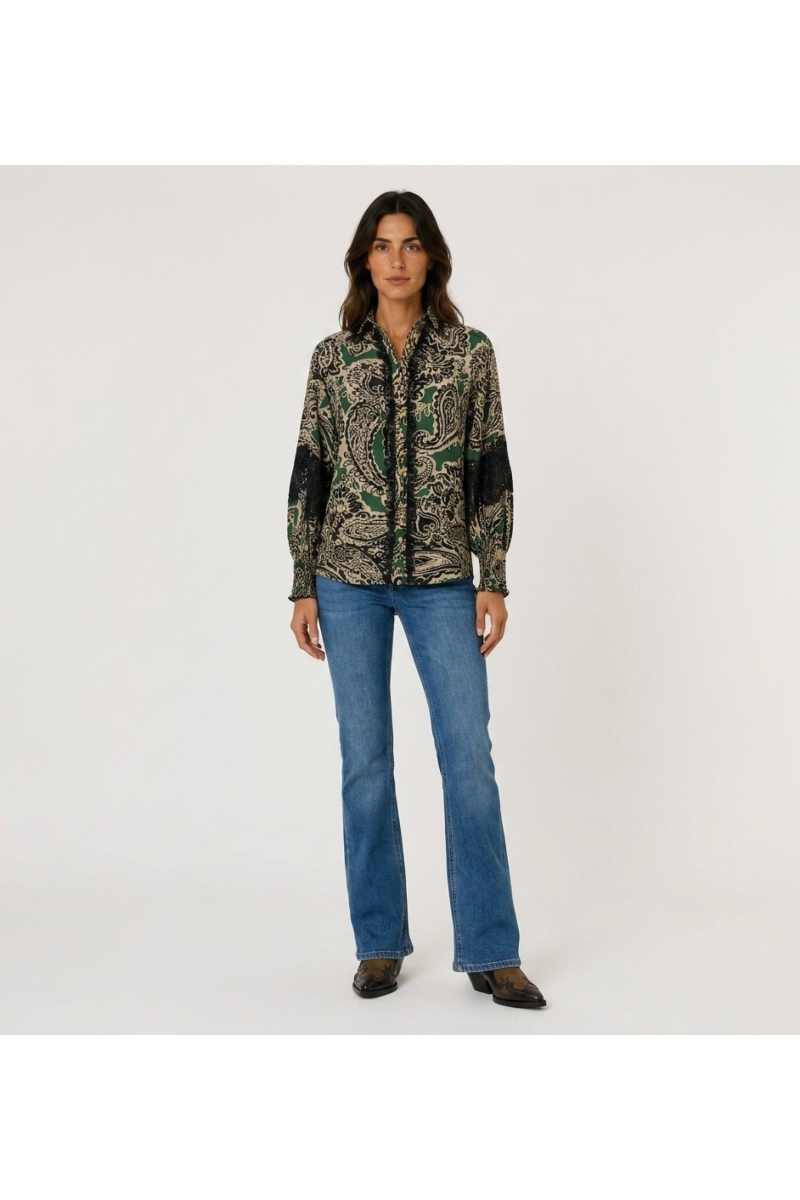 Damenbluse Langarm, Kragen, grün-schwarz-beiges Paisley-Muster, schwarze Spitze, goldene Knöpfe, gesmokte Bündchen. Frontansicht