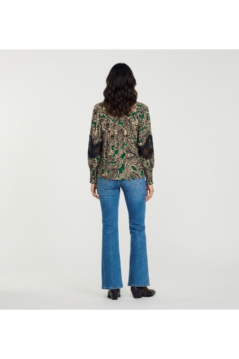 Camicia collo maniche lunghe, fantasia paisley verde nero beige, pizzo nero, polsini a smock, vista posteriore.