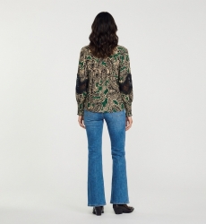 Camicia collo maniche lunghe, fantasia paisley verde nero beige, pizzo nero, polsini a smock, vista posteriore.