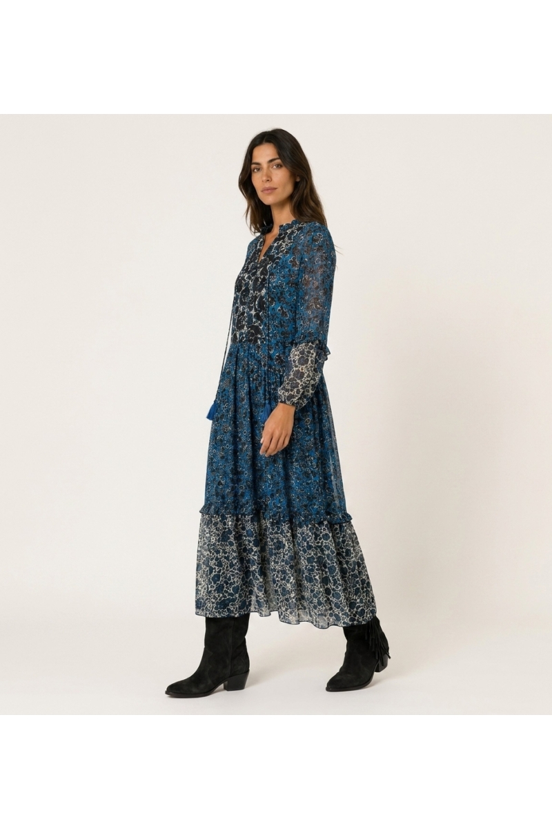 Fließendes Langarm-Maxikleid mit blauem, schwarzem, weißem Blumenmuster. Gestuft, lockere Passform, leichter Stoff.