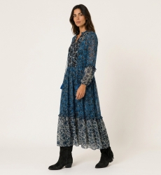 Fließendes Langarm-Maxikleid mit blauem, schwarzem, weißem Blumenmuster. Gestuft, lockere Passform, leichter Stoff.