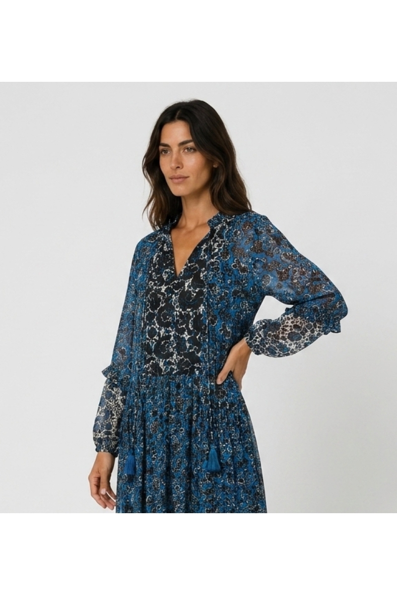 Abito lungo a balze maniche lunghe, vestibilità ampia, fantasia floreale blu, nero, bianco, tessuto leggero, vista laterale.
