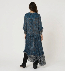 Retro: Abito lungo a balze manica lunga. Stampa floreale blu, nero e bianco. Tessuto leggero, trasparente, vestibilità morbida.