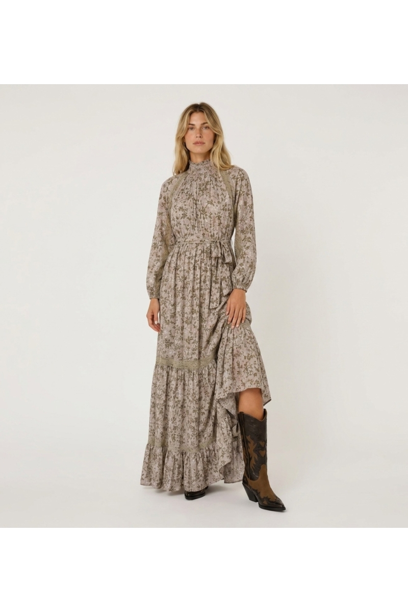 Abito lungo maxi rosa chiaro con stampa floreale verde e oro, collo smock, maniche a sbuffo e dettagli in pizzo.