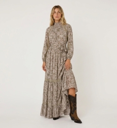 Helles rosa Maxikleid mit grün-goldenen Blumenmustern, hohem Smockkragen, langen Puffärmeln und Spitzenbesatz.
