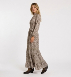 Abito lungo maxi rosa chiaro floreale con foglie verdi dorate, collo smock alto, maniche a sbuffo e dettagli in pizzo.
