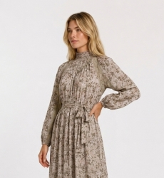 Vestido longo maxi rosa claro floral com folhas verdes e douradas. Gola smock, mangas bufantes, detalhes de renda, vista lateral