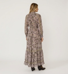 Costas de vestido maxi rosa claro floral com estampa de folhas verdes/douradas, gola smock, mangas bufantes e renda.