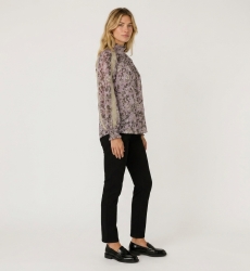 Blusa morada manga larga cuello alto con estampado floral oscuro, encaje beige y puños fruncidos, vista tres cuartos.