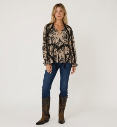 Blusa a maniche lunghe dalla vestibilità ampia, fantasia beige e nera, con balze e nappe, in tessuto leggero, vista frontale.