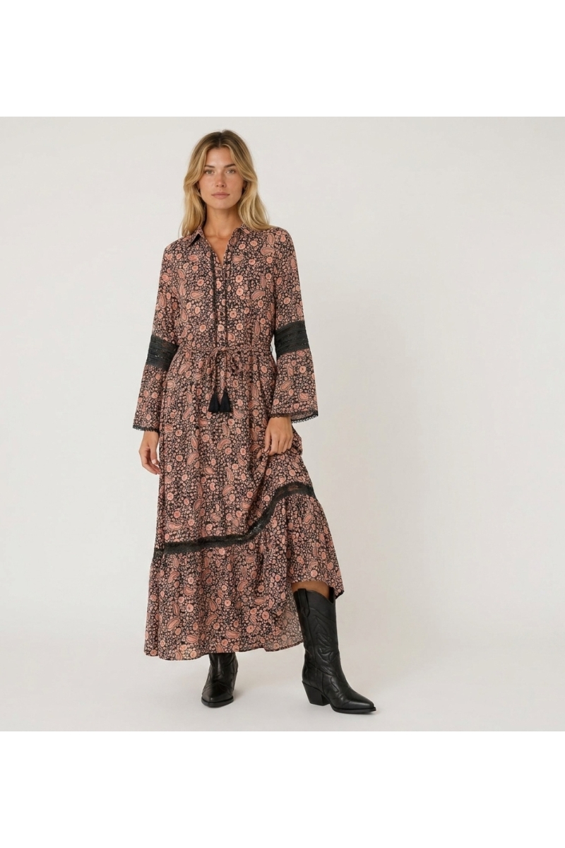 Abito lungo nero e pesca a maniche lunghe con stampa paisley, collo, vita smock ed eleganti inserti in pizzo.