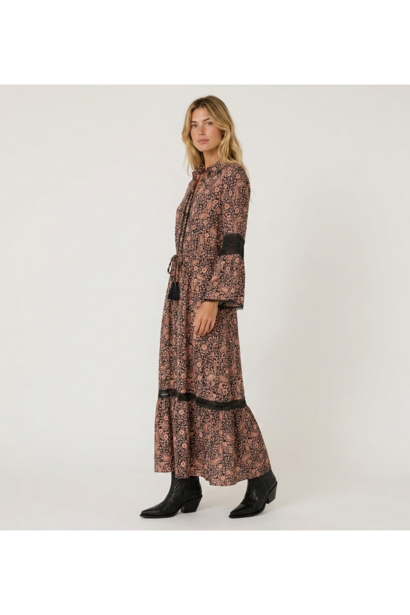 Abito lungo nero e pesca con stampa paisley, maniche lunghe, collo, vita smock e bordo in pizzo.