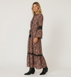 Maxikleid schwarz-peach mit Paisley-Muster, langen Ärmeln, Kragen, gesmokter Taille und Spitze.