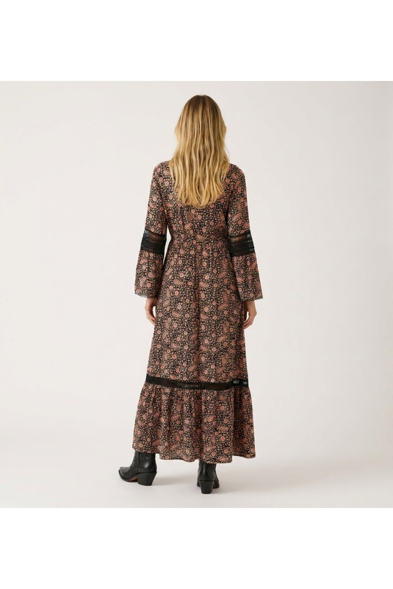Vista posteriore vestito lungo maniche lunghe stampa paisley nero pesca, collo, vita smock, pizzo.