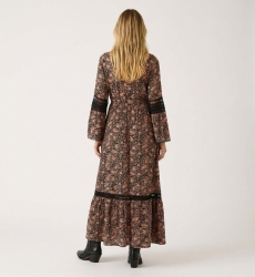 Rückansicht Langarm Maxikleid schwarz-pfirsich Paisley-Print, Kragen, gesmokte Taille und Spitzenbesatz.