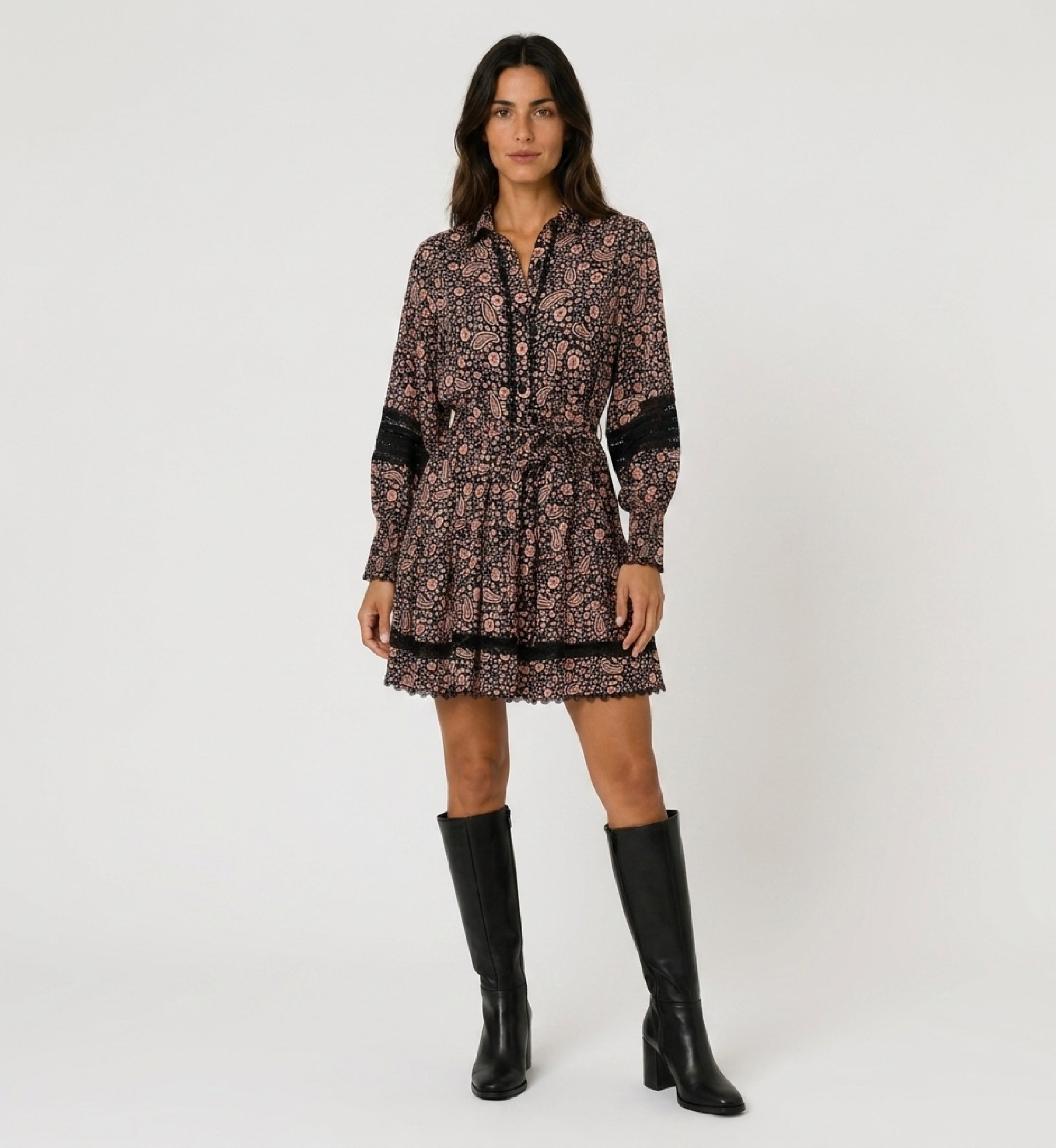 Robe courte noire et rose imprimé floral cachemire, manches longues bouffantes, col V, détails dentelle noire.