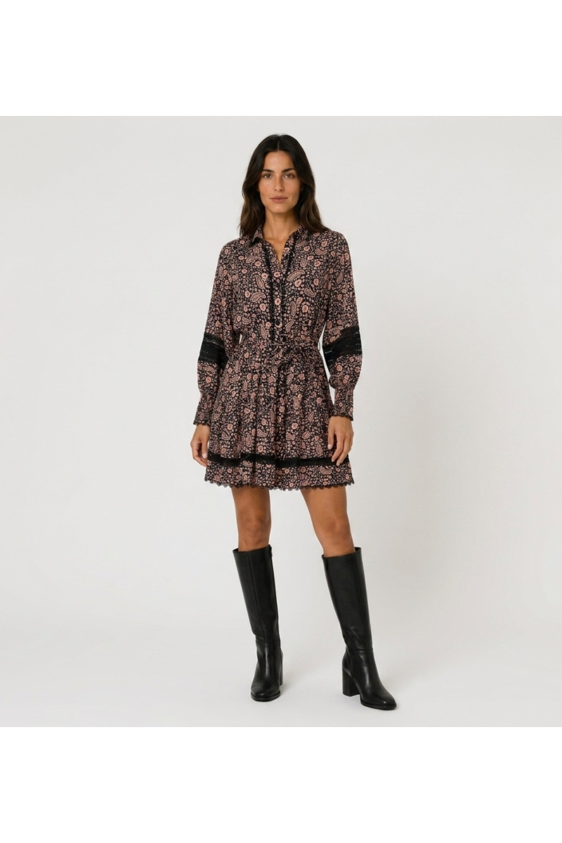 Mini abito nero e rosa stampa floreale paisley, maniche lunghe a sbuffo, scollo a V con colletto, pizzo nero.