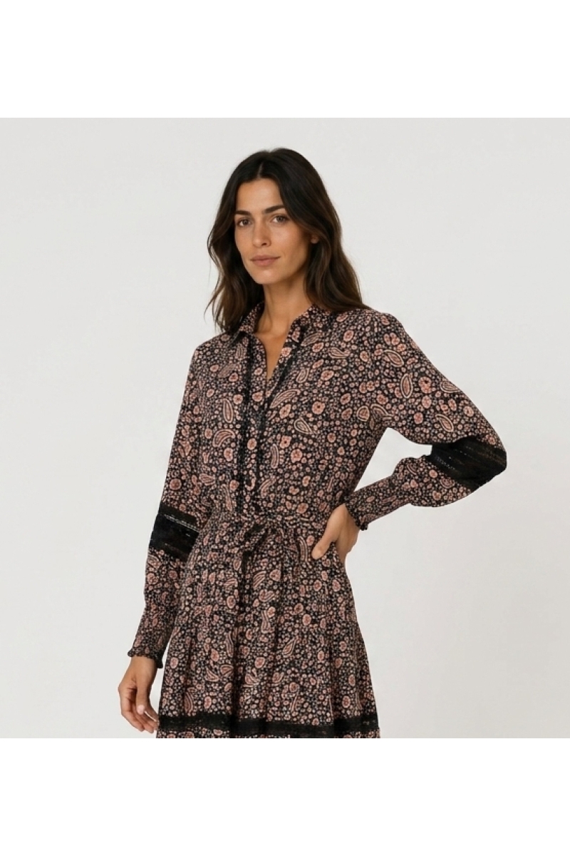 Mini abito stampa floreale paisley nero e rosa, maniche lunghe a sbuffo, scollo a V con colletto, pizzo, vista laterale.