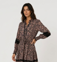 Schwarz-rosa Paisley-Blumenprint Minikleid, lange Puffärmel, V-Ausschnitt mit Kragen, Spitzendetails, Seitenansicht.