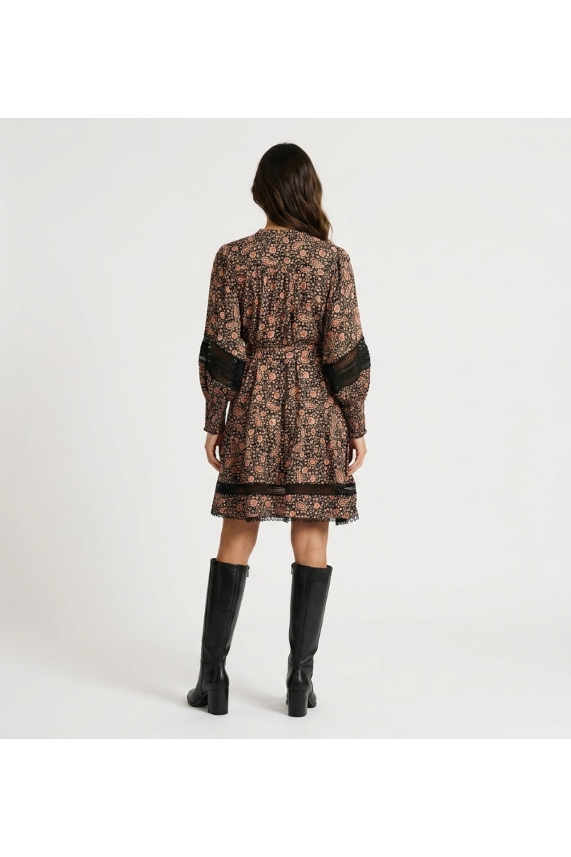 Vista traseira de minivestido preto e rosa com estampa floral paisley, mangas bufantes longas e decote V com renda.