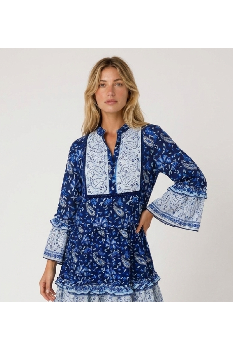 Blau-weißes Paisley-Blumen-Minikleid, V-Ausschnitt mit Kragen, dreiviertel Rüschenärmel, gestufter Rock, Seitenansicht.