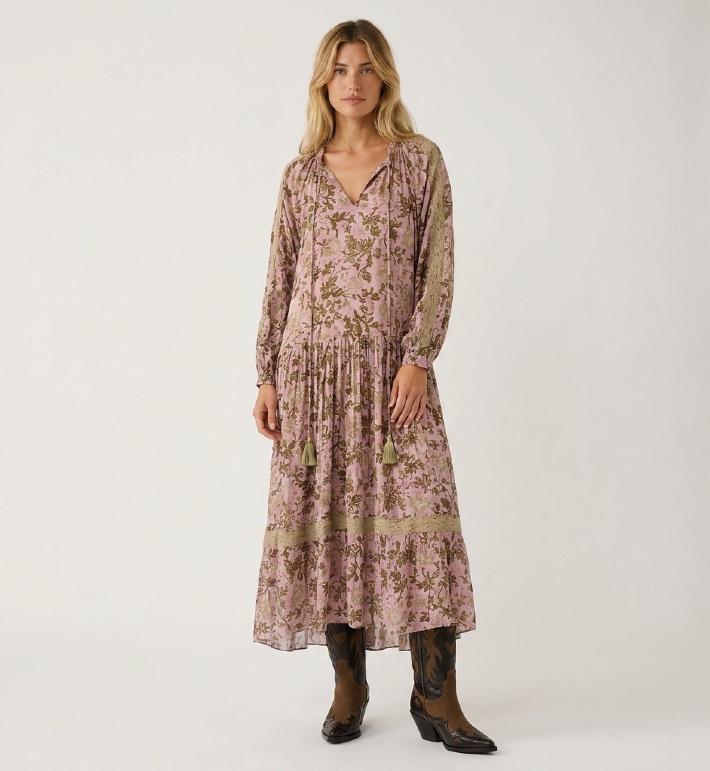 Vestido maxi longo lavanda de manga comprida, padrão floral escuro, detalhes de renda sálvia e decote com cordão e borlas.