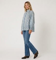Blusa feminina azul clara manga longa, padrão paisley, gola alta, abotoada, punhos com babados.