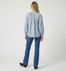Camicetta azzurra a maniche lunghe con fantasia paisley bianca, collo alto, polsini a balze, vista posteriore. Blusa elegante.