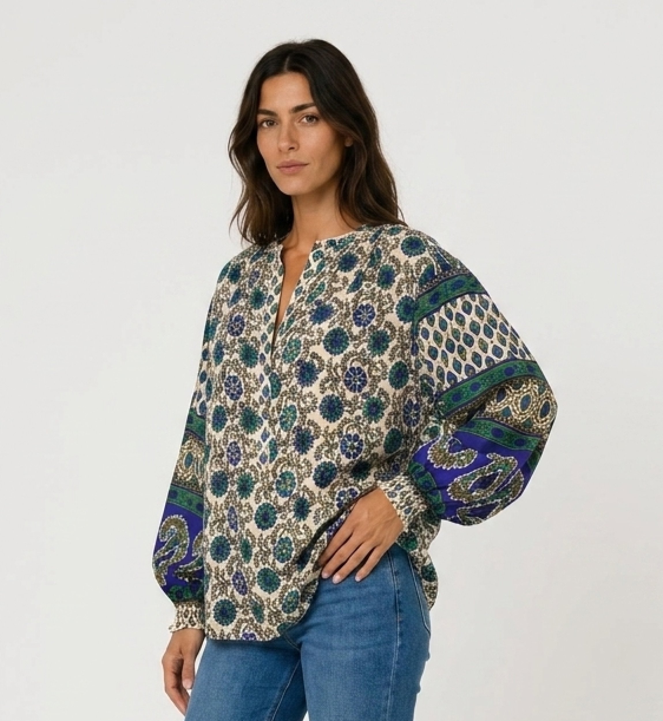 Blusa crema a maniche lunghe, fantasia floreale blu e verde. Tessuto leggero, maniche a palloncino a contrasto. Vista 3/4.