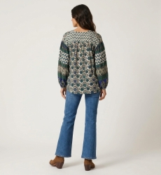 Blusa donna a maniche lunghe color crema con fantasia floreale blu e verde, maniche a palloncino, vista retro.