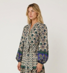 Vestido midi manga longa creme, azul, verde, estampa geométrica floral, cintura amarrada, saia em camadas.