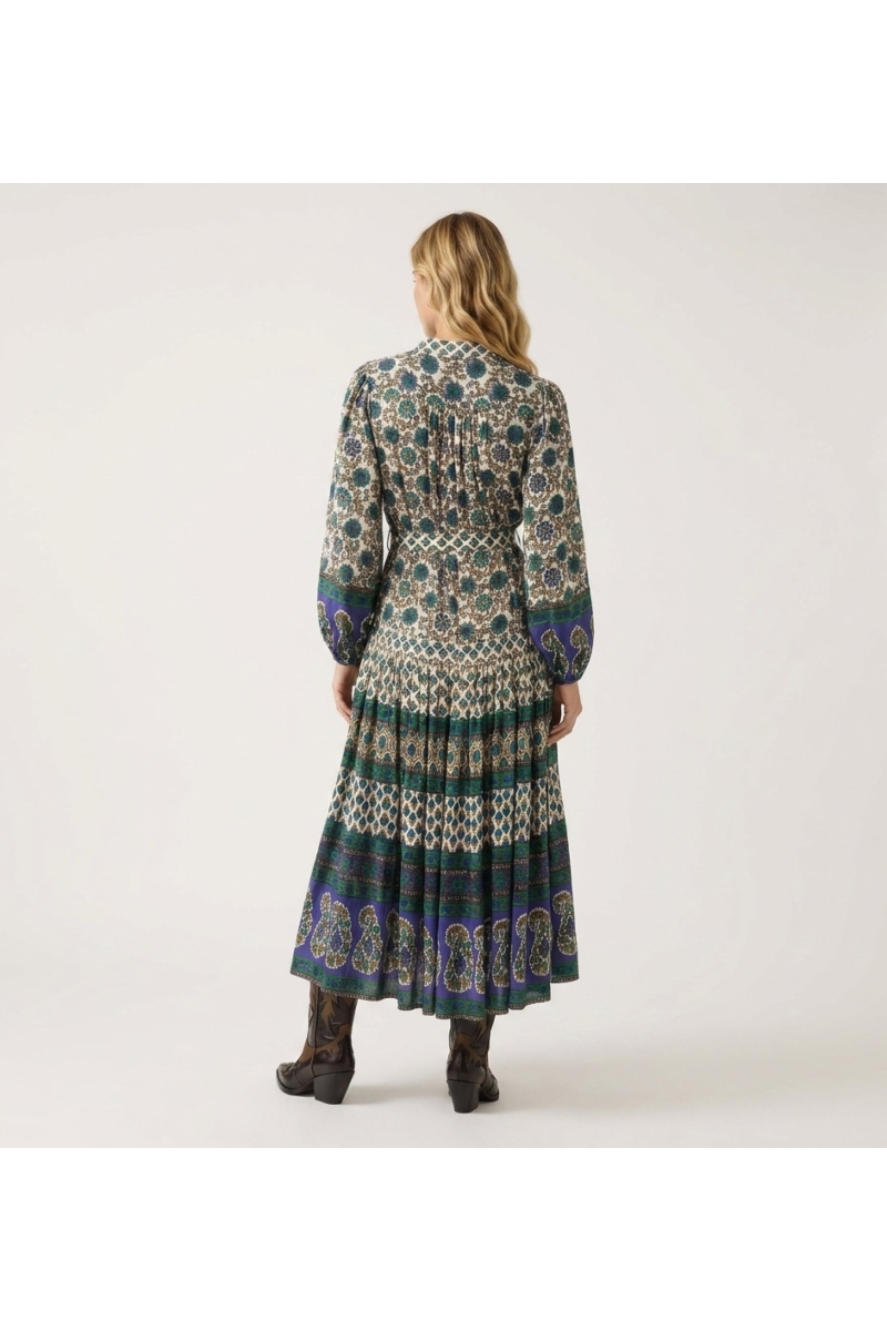 Rückenansicht eines langärmligen Midikleides in Creme, Blau, Grün mit geometrischen Blumenmustern, Bindegürtel, Stufenrock.