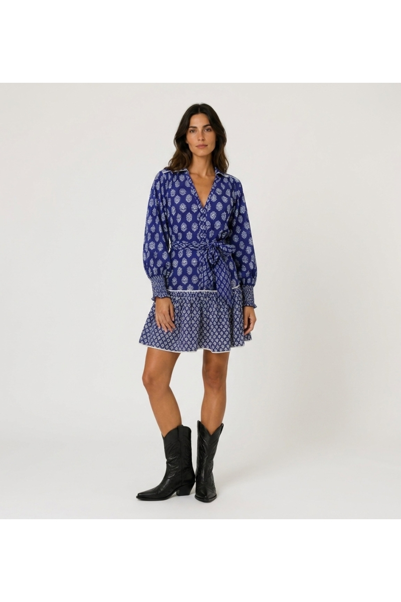 Vorderansicht: Blaue Blumenbluse mit V-Ausschnitt, langen Ärmeln, gesmokten Bündchen, leichtem Stoff.