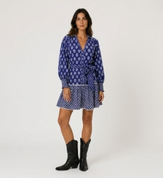 Vorderansicht: Blaue Blumenbluse mit V-Ausschnitt, langen Ärmeln, gesmokten Bündchen, leichtem Stoff.