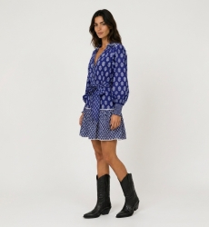 Blaue Langarm-V-Ausschnitt-Bluse, weißes Blumenmuster, gesmokte Ärmelbündchen, leichter Stoff, 3/4-Ansicht.