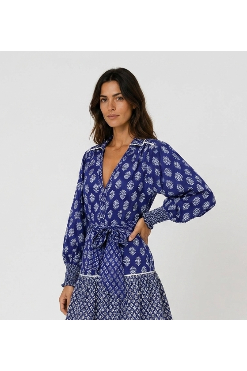 Dreiviertelansicht blaue Bluse mit Blumenmuster, V-Ausschnitt, langen Ärmeln, Smokbündchen, leichter Stoff.