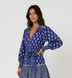 Dreiviertelansicht blaue Bluse mit Blumenmuster, V-Ausschnitt, langen Ärmeln, Smokbündchen, leichter Stoff.