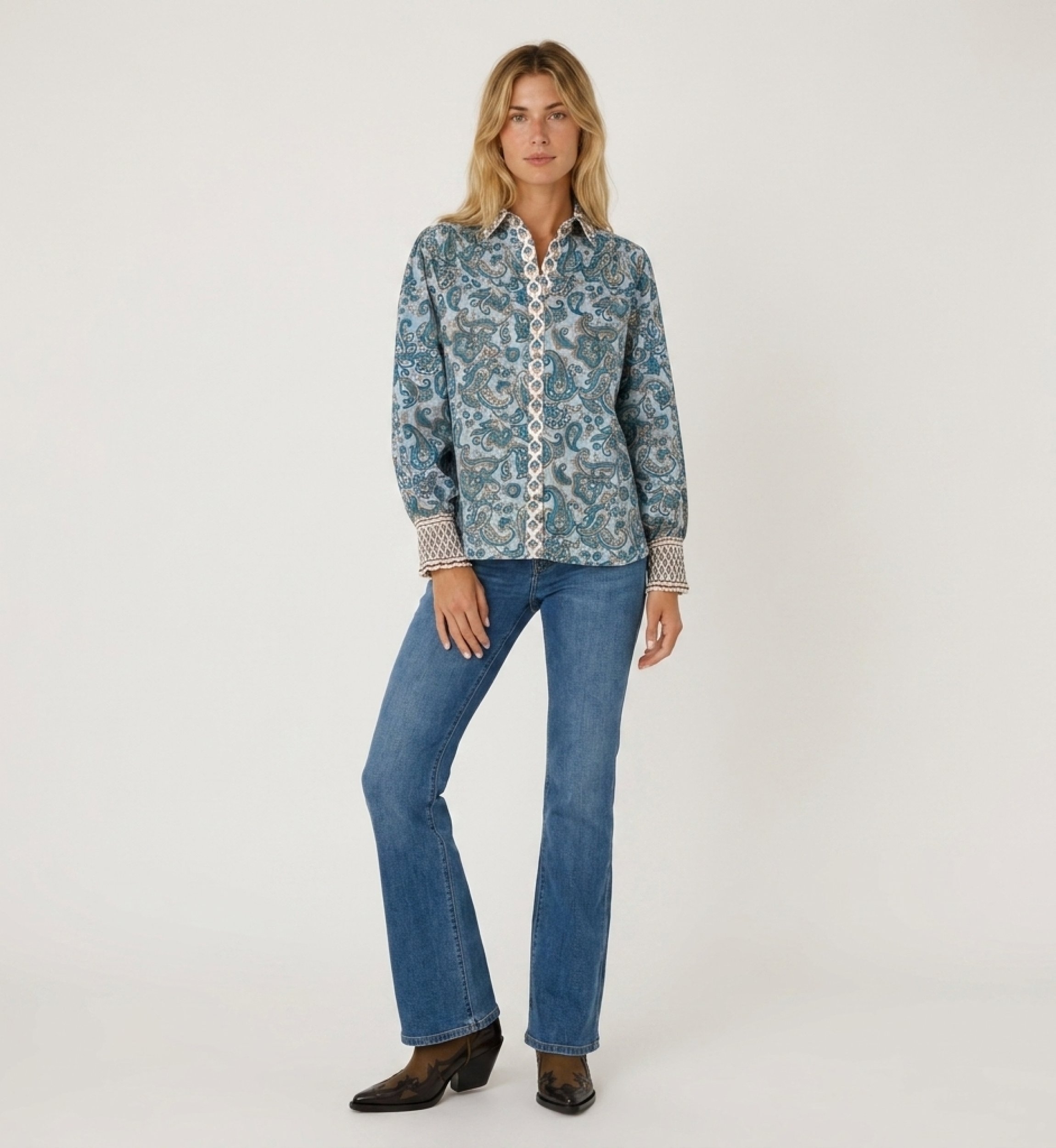Camisa feminina fluida, vista frontal. Corte elegante e contemporâneo, perfeita para looks casuais chiques ou profissionais.