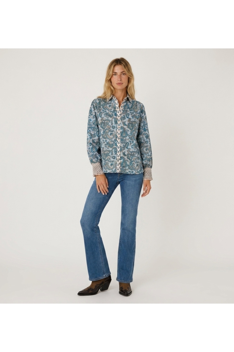 Vista frontal de camisa femenina. Tejido ligero y fluido, corte moderno y elegante, ideal para un estilo casual chic.