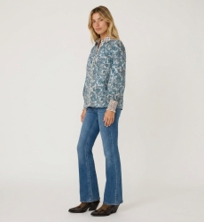 Elegante blusa feminina branca de corte solto em tecido leve e fluido, vista de três quartos. Ideal para um visual casual chique