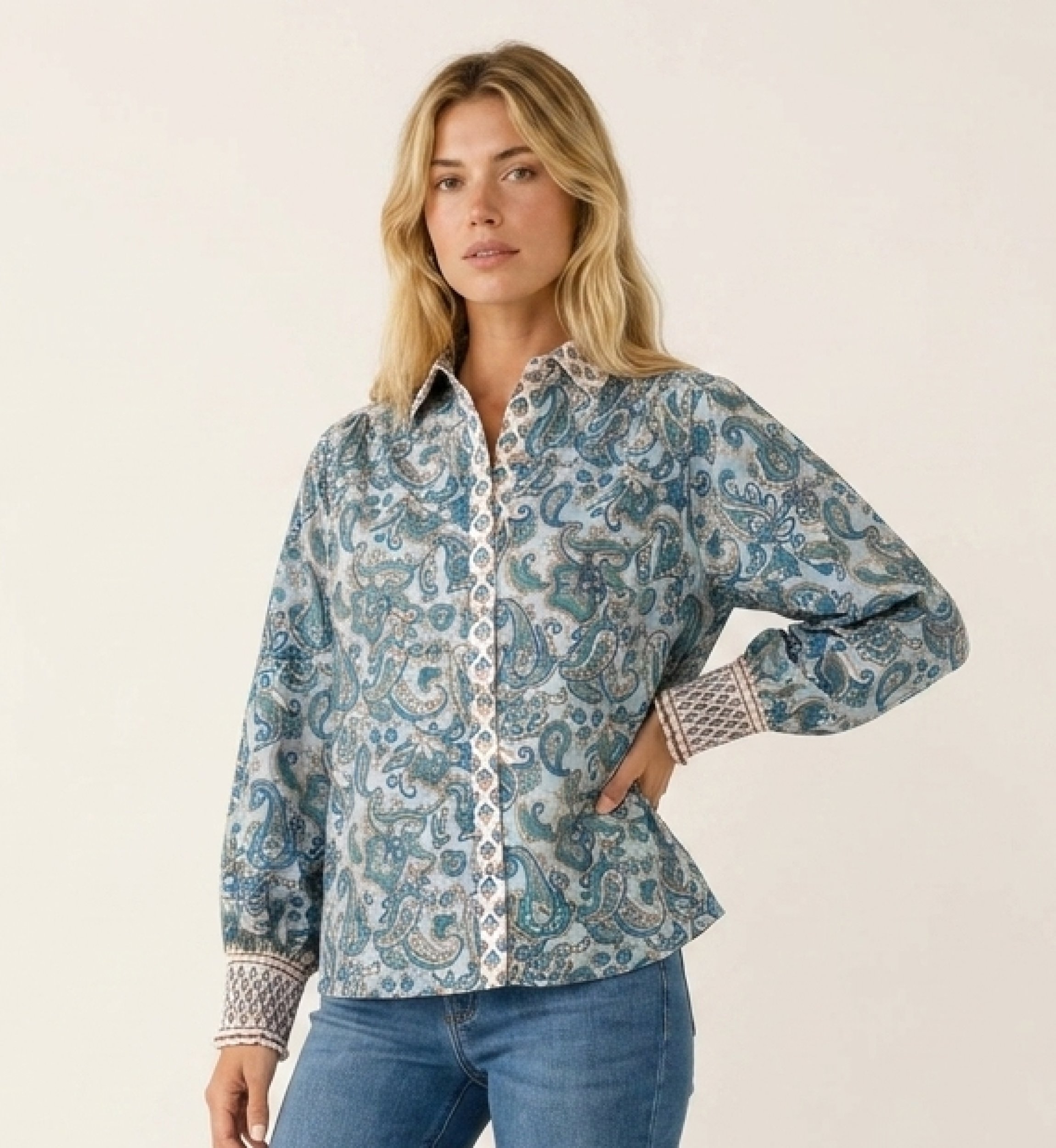 Camicia da donna elegante con bottoni, tessuto leggero, maniche lunghe, vista tre quarti. Perfetta per ufficio o casual.