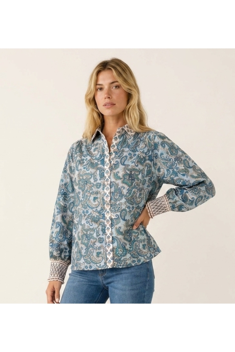 Elegante camisa de mujer con botones, tejido ligero, manga larga, vista tres cuartos. Versátil para oficina o look casual.