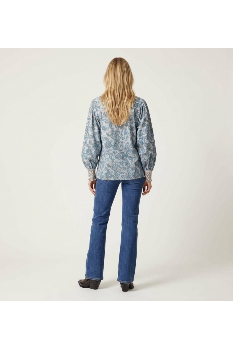 Blouse élégante fluide, vue de dos, coupe moderne, tissu léger. Parfaite pour un style chic décontracté.