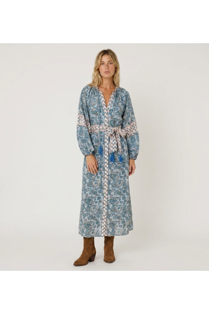Vista frontal de um robe longo estilo quimono, fluído e elegante, ideal para usar em casa ou na praia.