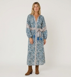 Vista frontal de um robe longo estilo quimono, fluído e elegante, ideal para usar em casa ou na praia.