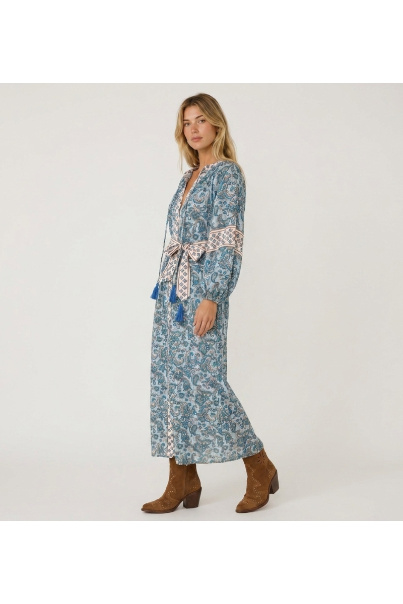 Abito lungo stile kimono, vestaglia fluida elegante, vista tre quarti. Perfetto per relax o serate.
