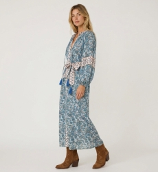 Robe longue style kimono, tissu fluide élégant, vue de trois-quarts. Idéale pour détente ou soirée.