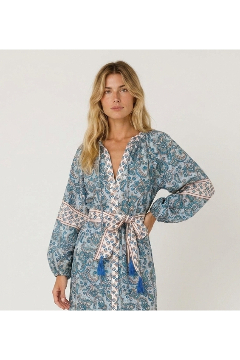 Elegante vestido longo estilo quimono, tecido fluido e leve, design chique, ideal para o verão, vista de três quartos lateral.